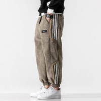 Graue Herren-Jogginghose mit weißen Streifen, lässiger Stil, Baumwolle, sportlich, bequem.