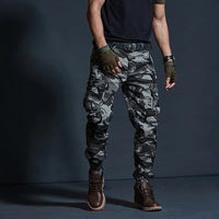 Mann in Camouflage-Cargohose, schwarzem T-Shirt, braunen Stiefeln, taktische Mode.