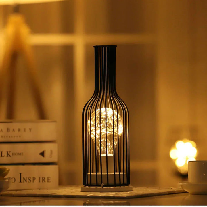 Moderne schwarze Tischlampe mit Käfigdesign, warmes LED-Licht, dekorative Beleuchtung.