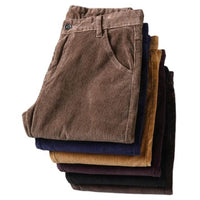 Braune Cordhosenstapel, Herrenmode, verschiedene Farben, Freizeitkleidung, Herbstkollektion