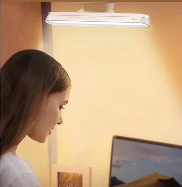 LED-Schreibtischlampe, weiß, modern, energiesparend, für Büro oder Zuhause, über Computer.