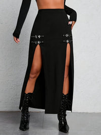 Schwarzer Maxirock mit Schnallen, hoher Schlitz, Damenmode, elegant, trendig, Streetwear.
