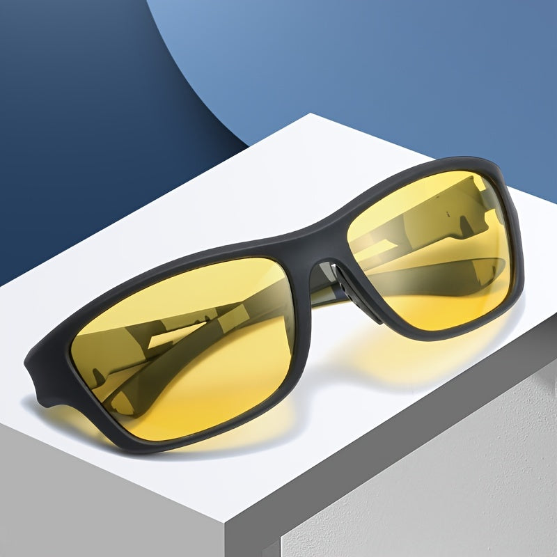 Schwarze Sonnenbrille mit gelben Gläsern auf weißem Podest, modisches Accessoire.