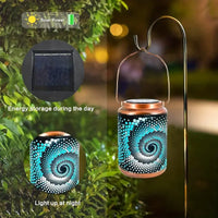 Solarbetriebene Laterne mit blauem Spiralmuster, hängend im Garten, energiesparend, LED-Licht.