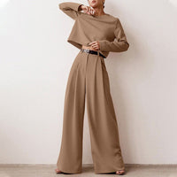 Frau in braunem Anzug mit weitem Schnitt, modisches Outfit, elegantes Design, Damenmode.