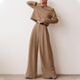 Frau in braunem Anzug mit weitem Schnitt, modisches Outfit, elegantes Design, Damenmode.