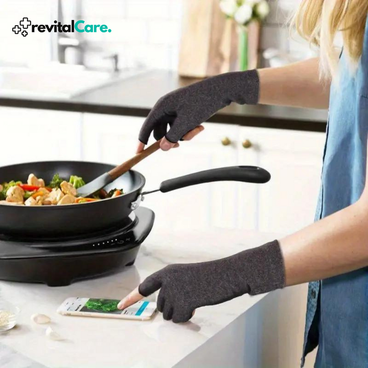 Frau kocht mit grauen Arthritis-Handschuhen, Smartphone in der Küche, RevitalCare-Logo.