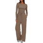 Frau in braunem Langarm-Jumpsuit, lässig, bequem, modisch, Damenbekleidung, Freizeitlook.