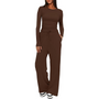 Frau in braunem Langarm-Jumpsuit, lässig, bequem, modisch, mit weißen Sneakers.