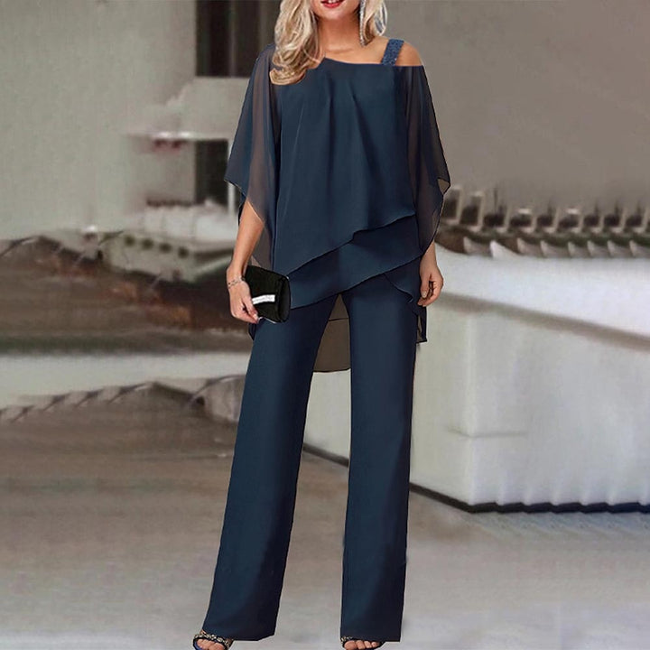 Elegantes Damen-Outfit, dunkelblau, zweiteilig, schulterfrei, ideal für Abendveranstaltungen.