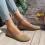 Damen Ballerinas beige, atmungsaktiv, lässig, flach, Sommer, Jeans, Holzterrasse, Pflanzen.