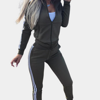 Damen Jogginganzug, grau, mit Kapuze und Streifen, Freizeitmode, Sportbekleidung.