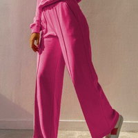 Frau in pinker Jogginghose und Sweatshirt, lässige Damenmode, bequeme Freizeitkleidung.