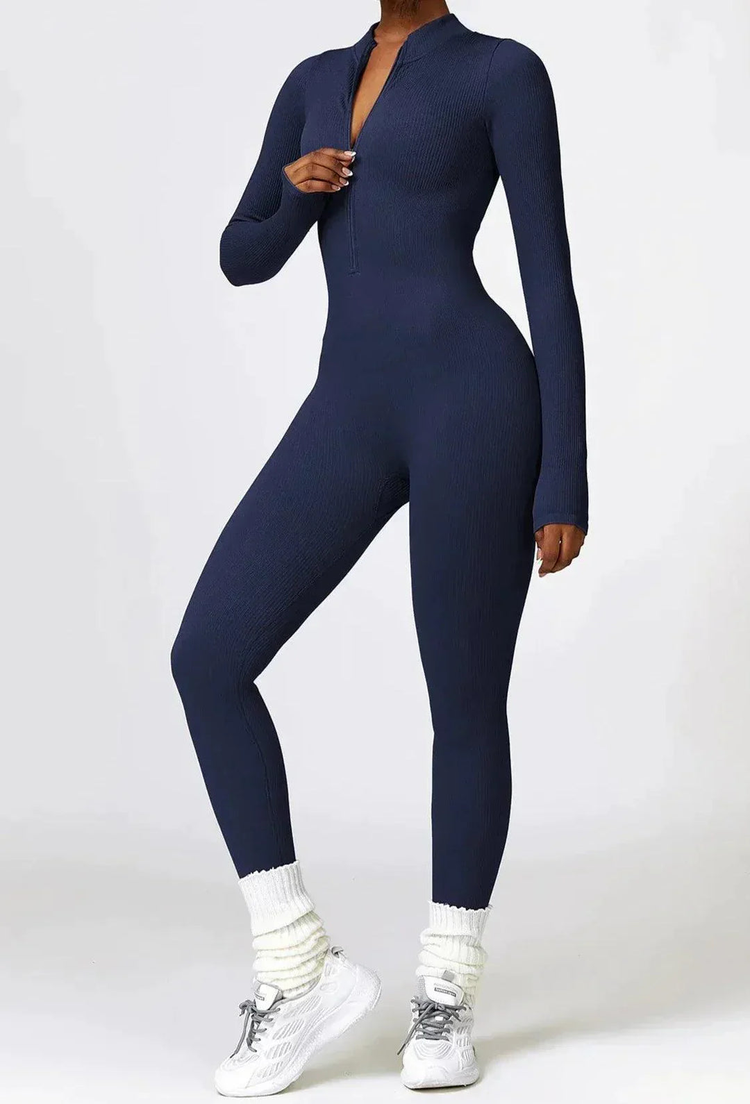 Dunkelblauer Damen-Jumpsuit, langärmelig, figurbetont, Reißverschluss, sportlich, elegant.