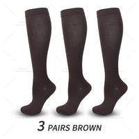 Drei Paar braune Kompressionsstrümpfe, knielang, unisex, ideal für Sport und Reisen.