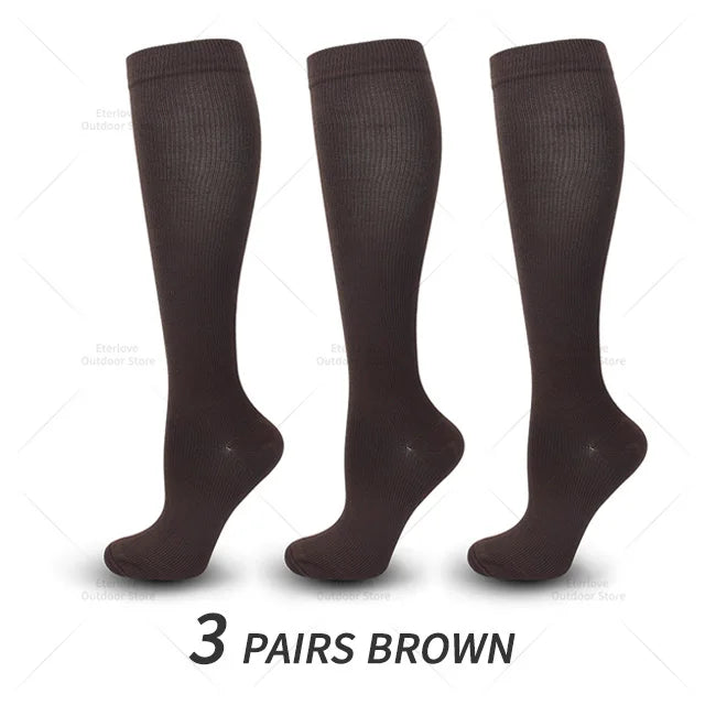 Drei Paar braune Kompressionsstrümpfe, knielang, unisex, ideal für Sport und Reisen.