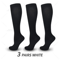 Drei Paar schwarze Kompressionsstrümpfe, knielang, unisex, ideal für Sport und Reisen.