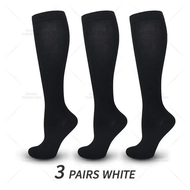Drei Paar schwarze Kompressionsstrümpfe, knielang, unisex, ideal für Sport und Reisen.