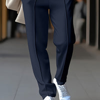 Dunkelblaue Damenhose, elegant, aus Stoff, kombiniert mit weißen Sneakern, modisch, urban.