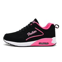 Schwarzer Damen-Sneaker mit pinken Akzenten, leicht, wasserdicht, sportlich.