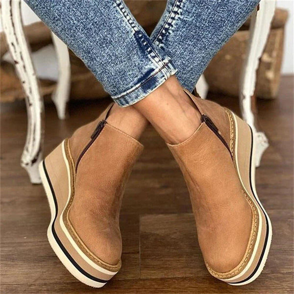 Damen Stiefeletten, braun, Leder, Keilabsatz, Reißverschluss, modisch, bequem, Herbstmode.