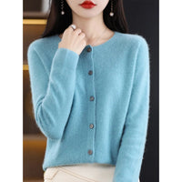 Damen Strickjacke, hellblau, Knöpfe, weiches Material, modisch, Herbstmode, elegant.