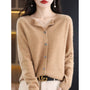 Damen Strickjacke beige, Knöpfe, weiches Material, elegantes Design, Herbstmode 2023.