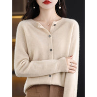 Damen Strickjacke beige, Knopfleiste, weiches Material, elegantes Design, Herbstmode.