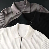 Drei gerippte Strickjacken, Farben: Grau, Schwarz, Weiß, mit Reißverschluss und Kragen.