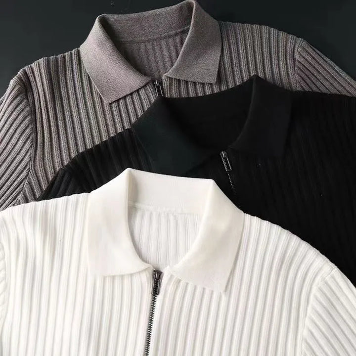 Drei gerippte Strickjacken, Farben: Grau, Schwarz, Weiß, mit Reißverschluss und Kragen.