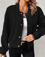 Damen schwarze Strickjacke, Zopfmuster, Knopfleiste, lässig, modisch, Herbstmode.