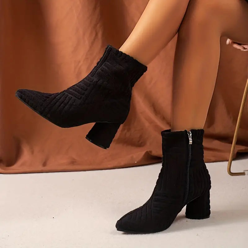 Schwarze Damen-Stiefeletten mit Absatz, Reißverschluss, Strickmuster, modisch, elegant.