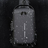 Wasserdichter schwarzer Rucksack mit Schriftzug "FASHION", ideal für Outdoor-Aktivitäten.