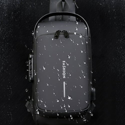 Wasserdichter schwarzer Rucksack mit Schriftzug "FASHION", ideal für Outdoor-Aktivitäten.
