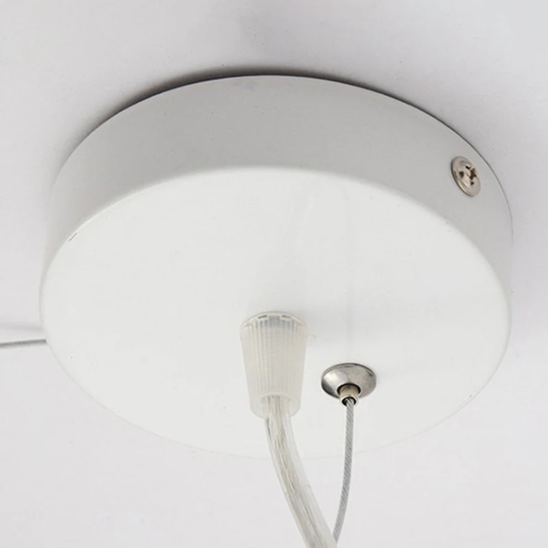 Weiße Deckenrosette aus Metall für Pendelleuchte, modernes Design, Kabelhalterung.