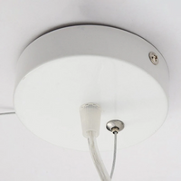 Weiße Deckenrosette aus Metall für Pendelleuchte, modernes Design, Kabelhalterung.