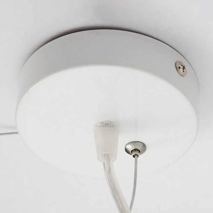 Weiße Deckenrosette aus Metall für Pendelleuchte, modernes Design, Kabelhalterung.