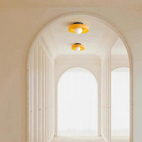 Moderne gelbe Deckenleuchte in Flur, minimalistisches Design, LED-Beleuchtung, Innenarchitektur.