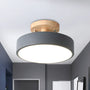 Moderne Deckenleuchte, rund, grau, Holzdetails, LED, Wohnzimmerbeleuchtung, skandinavisches Design.