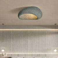 Moderne graue Deckenleuchte aus Beton in minimalistischem Wohnzimmer, stilvolle Beleuchtung.