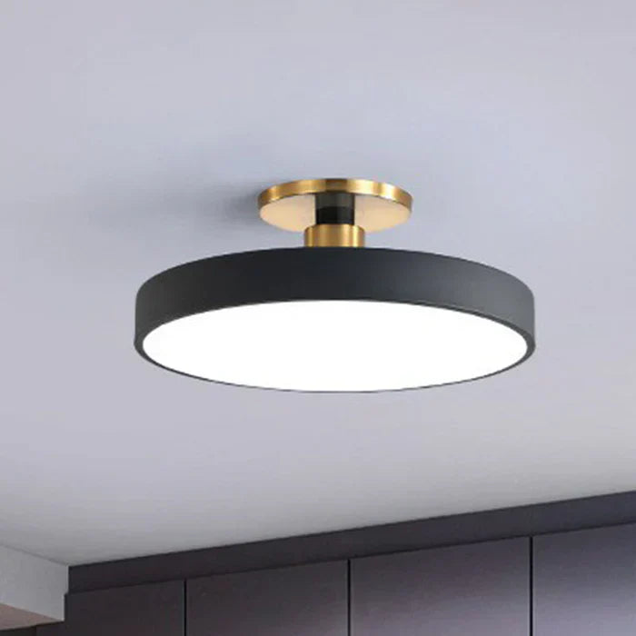 Moderne schwarze Deckenleuchte mit goldenen Akzenten, LED, rund, Wohnzimmerbeleuchtung.