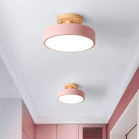 Rosa Deckenleuchte, rund, modern, Holzdetails, LED, Wohnzimmerbeleuchtung, skandinavisches Design.