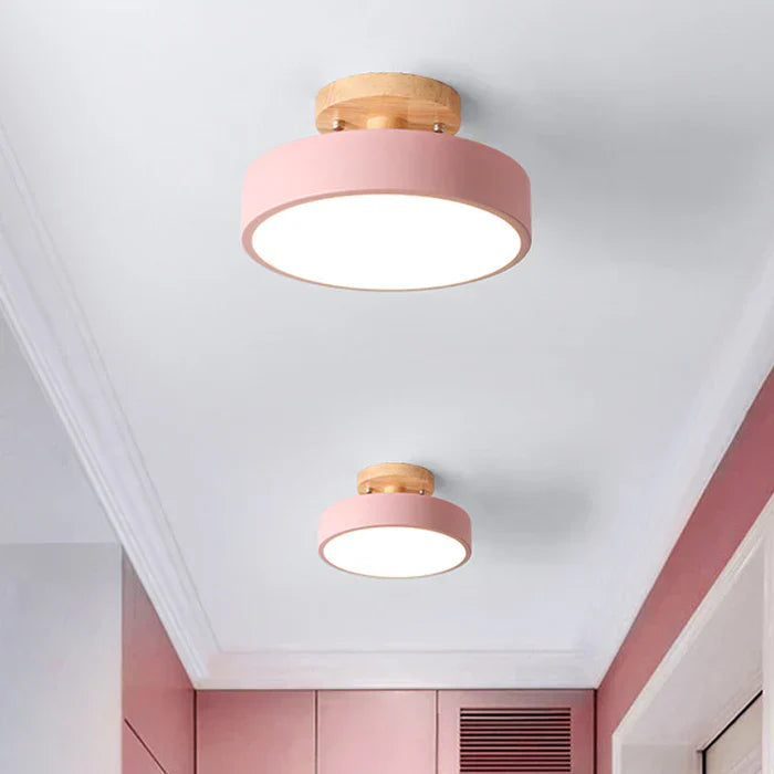 Rosa Deckenleuchte, rund, modern, Holzdetails, LED, Wohnzimmerbeleuchtung, skandinavisches Design.