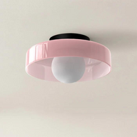 Rosa Deckenleuchte mit rundem Schirm, modernes Design, ideal für Wohnzimmerbeleuchtung.