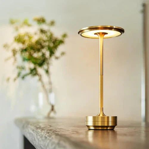 Goldene LED-Tischlampe aus Metall, modernes Design, energiesparend, ideal für Wohnzimmer.