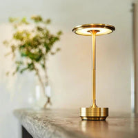 Goldene LED-Tischlampe aus Metall, modernes Design, energiesparend, ideal für Wohnzimmer.