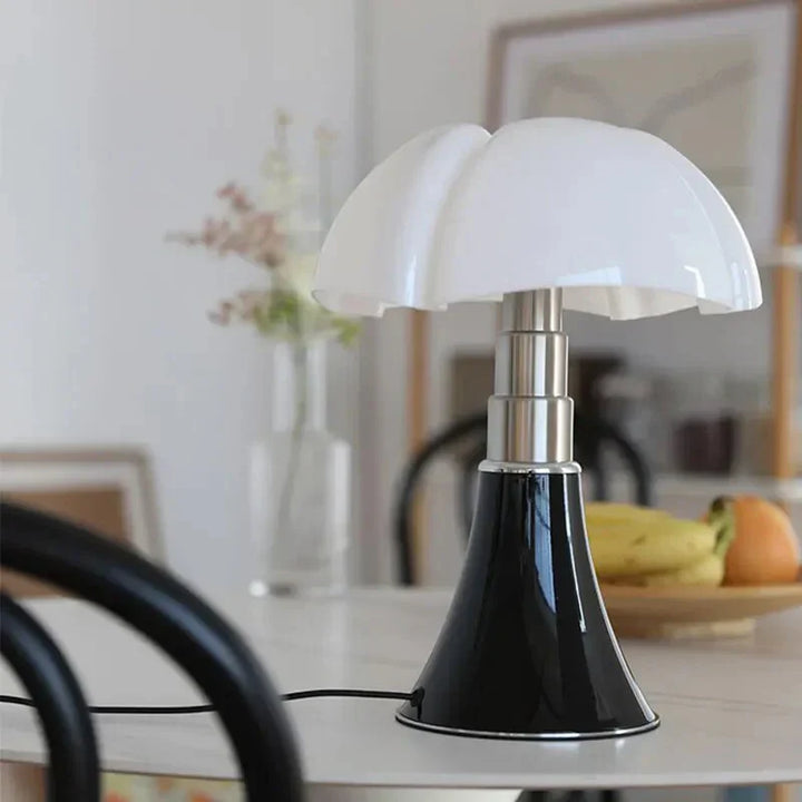 Moderne schwarze Tischlampe mit weißem Schirm, ideal für Schlafzimmer oder Büro.