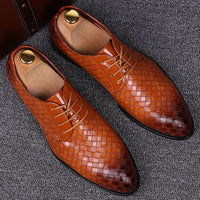 Braune karierte Lederschuhe für Herren, Business-Casual, spitze Form, elegante Schnürung.