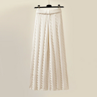 Weiße Damenhose, Strickmuster, weites Bein, modisch, bequem, elegant, Freizeitkleidung.