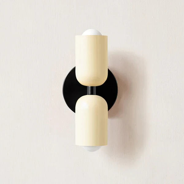Beige Wandleuchte mit schwarzer Basis, modernes Design, zylindrische Form, Innenbeleuchtung.
